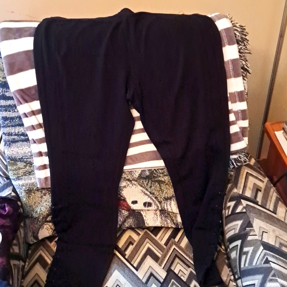 Rock & Republic black leggings in 0X w/grommets at ankle